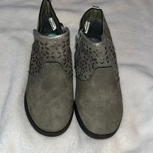 Kids Oshkosh boots size 12